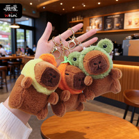 Poupée Capybara en peluche avec casque fraise, inspirée des influenceurs, rembourrée en coton PP, porte-clés, pendentif de sac à dos, petit cadeau, à partir de 14 ans, TOYI
