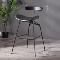 Chaise de bar au design nordique moderne, tabouret haut de luxe léger avec dossier en fer et panneau en bois, chaise de bar pour cafés et salons de thé