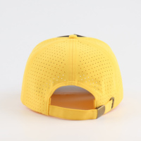 Casquette de golf personnalisée bicolore 5 panneaux avec trous découpés au laser, patch brodé, logo cousu, fermeture à scratch, respirante et imperméable