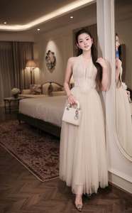 ชุดเดรสยาวผ้าทูลล์จับจีบ คอวีลึก สายคล้องคอ ดีไซน์หรูหราสำหรับผู้หญิง ขายส่ง พร้อมดอกไม้ 3 มิติ เหมาะสำหรับงานราตรี งานพรอม งานแต่งงาน รับผลิตแบบ OEM - Product Image 6