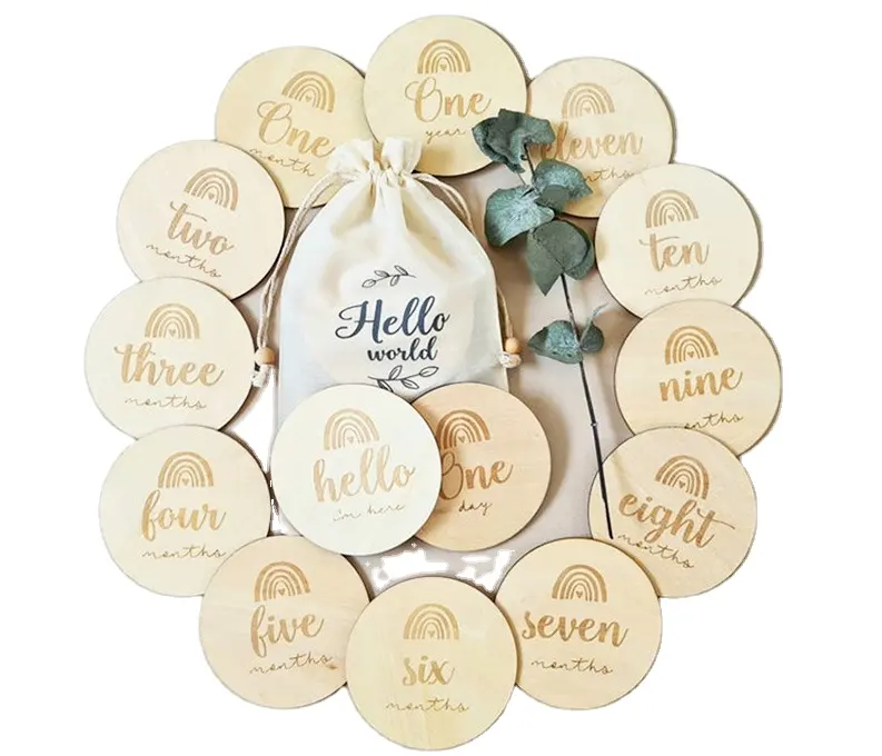 Hermosa impresión personalizada en blanco al por mayor Hello World Embarazo Niños Bebé Regalo mensual Tarjetas de hito de madera