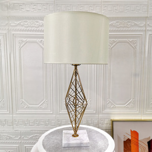 Lampe <span class=keywords><strong>de</strong></span> table géométrique moderne Design sculptural à armature métallique avec base <span class=keywords><strong>en</strong></span> marbre noir et abat-jour à tambour blanc Éclairage décoratif - Product Image 4