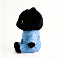 Peluche chat noir mignon et moelleux en gros avec pyjama rayé bleu clair, poupée animale chaton en peluche personnalisée