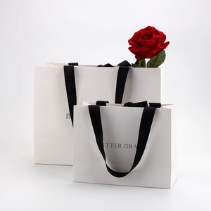 Sacchetto regalo di carta bianca di lusso con manico a nastro in cartone bianco per abbigliamento con candela artigianale carta artistica - Product Image 2