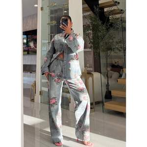 VOIKERDR Conjunto de mezclilla para mujer, camisa de manga larga con estampado floral, pantalones de pierna ancha, conjunto estilo Y2K - Product Image 3