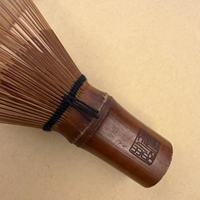 Chasen en bambou fumé violet ancien, sculpté à la main par un artisan du patrimoine immatériel, pour une mousse de matcha crémeuse