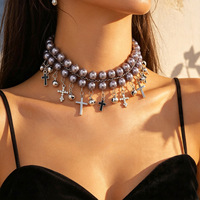 Collier transfrontalier en fausses perles avec pendentif croix et pompon, chaîne de clavicule haut de gamme, style niche exagéré, luxe léger européen et américain