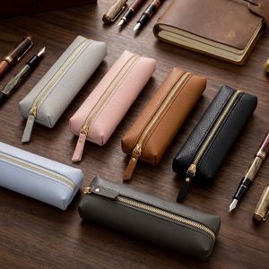 Étui à crayons en cuir PU grande capacité avec fermeture éclair, design moderne et portable, idéal pour les cadeaux promotionnels et le rangement de fournitures de bureau - Product Image 4