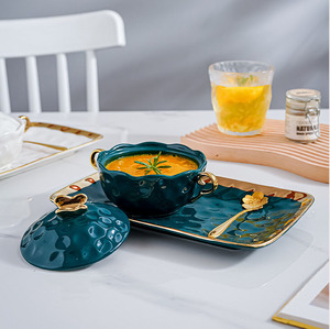 Ensemble de bols à soupe en céramique texturée martelée de luxe avec bordure dorée, couvercle, plateau et cuillère, en <span class=keywords><strong>porcelaine</strong></span> européenne vert émeraude et blanc - Product Image 1