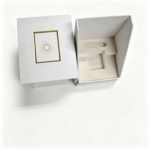 Boîte cadeau rigide blanche de luxe pour parfum, avec motif soleil en feuille d'or, logo personnalisé, en carton, avec insert en mousse EVA pour cosmétiques et parfums - Product Image 6