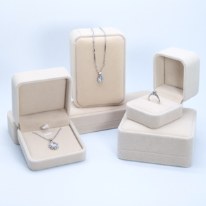 Scatola per Gioielli in Plastica Vellutata con Logo Personalizzato in Rilievo per Bracciali, Anelli e Collane - Product Image 5