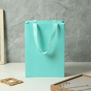 Sac en papier kraft noir personnalisé de qualité alimentaire avec impression en héliogravure, poignée longue, ruban, logo personnalisé pour emballage cadeau - Product Image 2