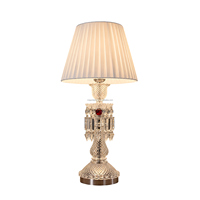 Lampe de table en cristal de luxe française, base en fer plaqué, abat-jour en tissu plissé, cristal rouge transparent pour chambre à coucher, salon, villa, hôtel