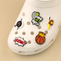 Vente en gros de décorations de chaussures sur le thème du sport personnalisées accessoires de ballon de football et de basket-ball pour enfants adolescents sabots chaussures baskets