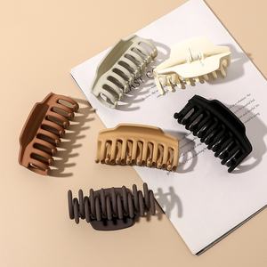 กิ๊บหนีบผมพลาสติกแบบสี่เหลี่ยมจัตุรัสสไตล์เกาหลี ขนาด 9.5 ซม.  แบบด้าน สีพื้น เรียบง่าย ทันสมัย สำหรับผู้หญิงผมหนา - Product Image 4