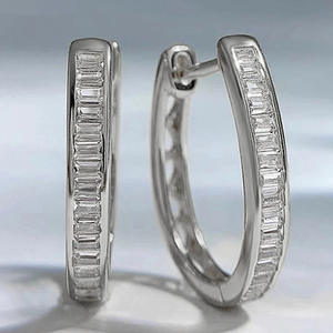 Orecchini a Cerchio in Oro Bianco E3344 con Diamanti Taglio Baguette, Stile Classico da Donna, Gioielli Raffinati - Product Image 4