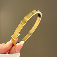 Nouveau Bracelet Jonc en Acier Inoxydable Plaqué Or 18 carats PVD avec Breloques Zircon Trèfle Papillon Cœur, Bracelet Jonc Tennis Massif pour Femme avec Lettres et Zircons Cubiques