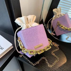 Bolso de mano de PU con cremallera y cadena para mujer, estilo <span class=keywords><strong>2026</strong></span>, de moda, bandolera pequeña cuadrada, compatible con grandes lotes mixtos al por mayor. - Product Image 4