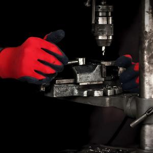 قفازة صناعية من البوليستر الأحمر 13 جم لأعمال البناء والتجاعيد بنخيل مطاطي مموج - Product Image 5