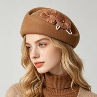 Nouveau Béret en Laine Décontracté Automne/Hiver 2026 pour Femme, Style Héritière, Élégant, en Peluche, avec Fleur de Perles et Bord Roulé