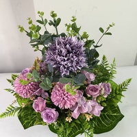 Plantes vertes artificielles en pot avec des têtes de fleurs de rose et de lys dans des pots décoratifs pour la décoration de la maison, les occasions de mariage