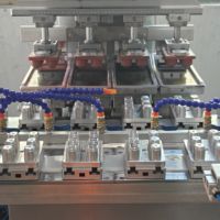 Nouvelle machine de tampographie entièrement automatique 4 couleurs pour bouchons de bouteilles avec sécheur, traitement à la flamme et système de registration précis à grande vitesse