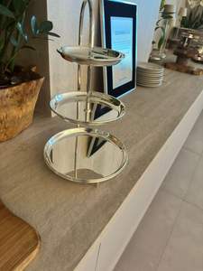 Support à gâteau à 3 étages avec poignée, élégant présentoir métallique pour gâteaux, pâtisseries, fruits et occasions spéciales - Product Image 2