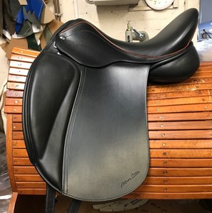 Selle de dressage en cuir faite à la main de qualité supérieure, finition de luxe, assise profonde, confort supplémentaire, ajustement réglable, selle pour cheval pour l'équitation - Product Image 6