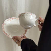 Tasse à café en céramique rose à motif floral gaufré, style rétro français, avec soucoupe, mug à latte en porcelaine vintage occidentale, personnalisable avec logo