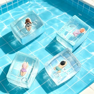 Jouet à presser mignon en forme de cube et de sphère, série Océan Bleu, pour fête au bord de la piscine - Product Image 1