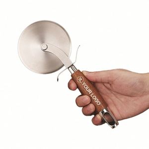 Cortador de Pizza Clásico de Acero Inoxidable con Mango de Madera Premium y Logotipo Personalizado - Product Image 1