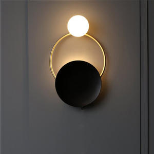 Lampe murale en métal tendance unique et créative de style nordique pour salon, chevet, bureau, lumière postmoderne de luxe pour couloir - Product Image 3
