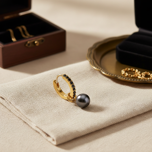 Boucles d'oreilles clous en acier inoxydable plaqué or vintage tendance Brooklyn Golden 12 mm perle noire 6 mm GP hypoallergéniques - Product Image 3
