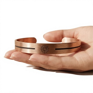 Bracciale aperto regolabile con simbolo del Chakra <span class=keywords><strong>Manipura</strong></span> (Plexus Solare) inciso su superficie in rame puro, realizzato a mano. - Product Image 1