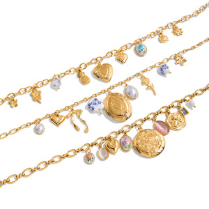 Colgantes de Acero Inoxidable con Baño de Oro de 18K: Perlas, Mariposas, Flores, Piñas, Corazones y Cajas de Fotos – Joyería de Regalo - Product Image 5