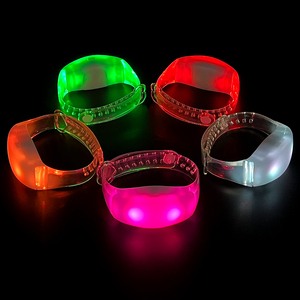 Bracelet LED contrôlable pour concerts, 4 perles lumineuses, silicone, contrôle radiofréquence, portée 800 mètres, télécommande 433 MHz - Product Image 1