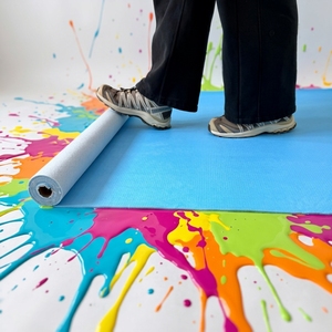 Roulez, collez et protégez instantanément. Tissu non tissé imperméable, antidérapant et résistant à la peinture, poids moyen, pour des travaux plus rapides - Product Image 5