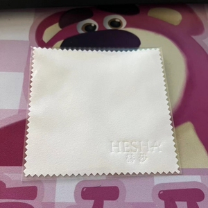 ผ้าไมโครไฟเบอร์กำมะหยี่ขนาด 8*8 ซม. สำหรับทำความสะอาดและขัดเครื่องประดับ เช่น ต่างหู สร้อยคอ - Product Image 3