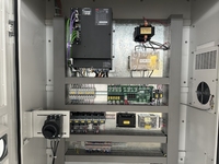 Centre d'usinage vertical CNC VMC1580 avec construction à guides rigides pour l'usinage de précision des composants en acier et en aluminium.