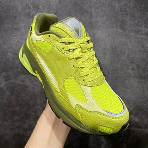 Zapatillas deportivas de diseño clásico de marca, con amortiguación y ligeras, con cordones y diseño luminoso en amarillo brillante. - Product Image 2
