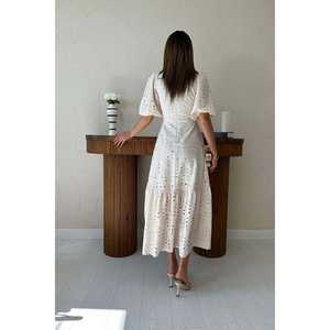 Robe beige trapèze brodée à œillets, col rond, taille naturelle, tissée, respirante, décontractée pour le quotidien - Product Image 6