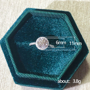 Anello classico con pietra rotonda a quattro punte per donna, gioielli di moda dal design elegante intarsiato - Product Image 5