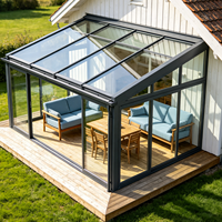 Véranda en aluminium à rupture de pont thermique noir mat sur mesure avec puits de ventilation supérieurs pour patio arrière