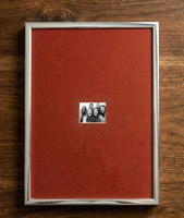 Cadre photo en alliage d'aluminium brillant à angle droit avec passe-partouts de couleur assortie, découpés sur mesure, différentes tailles pour affiches