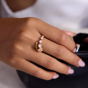 Bague ronde en acier inoxydable plaqué or 18 carats avec motif en ligne de zircon blanc, bijoux unisexes à porter au quotidien - Product Image 4