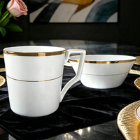 Service de table de luxe personnalisé en porcelaine fine blanche avec larges bordures dorées, tasses à thé et mugs à café en céramique pour mariages