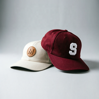Gorra de Béisbol Personalizada con Parche de Cuero Bordado con la Letra M, Estilo Deportivo Beige, Visera Plana de Algodón, Gorra Vintage al por Mayor, 25MOQ