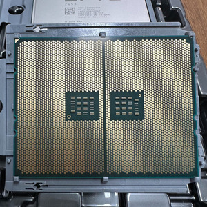 AMD <span class=keywords><strong>EPYC</strong></span> 7453 100-000000319 28 núcleos 56 hilos 2,75 GHz 7003 Series procesadores para servidores - Product Image 3