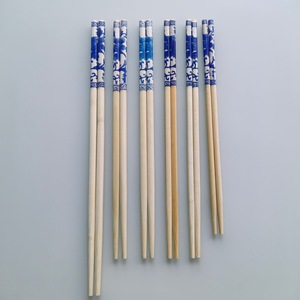 Baguettes en porcelaine bleues et blanches, rondes de 6,0 mm, jetables, adaptées pour les plats à emporter et l'usage commercial, emballées individuellement - Product Image 1