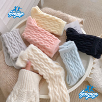 2025 Individuell bestickte Tier-Logo-Design Winter Indoor Warm Coral Fleece Cozy Fuzzy Plüsch Home Schlaf Slipper Socken